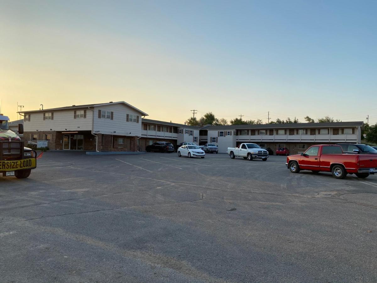 Regency Inn Dodge City Exterior photo