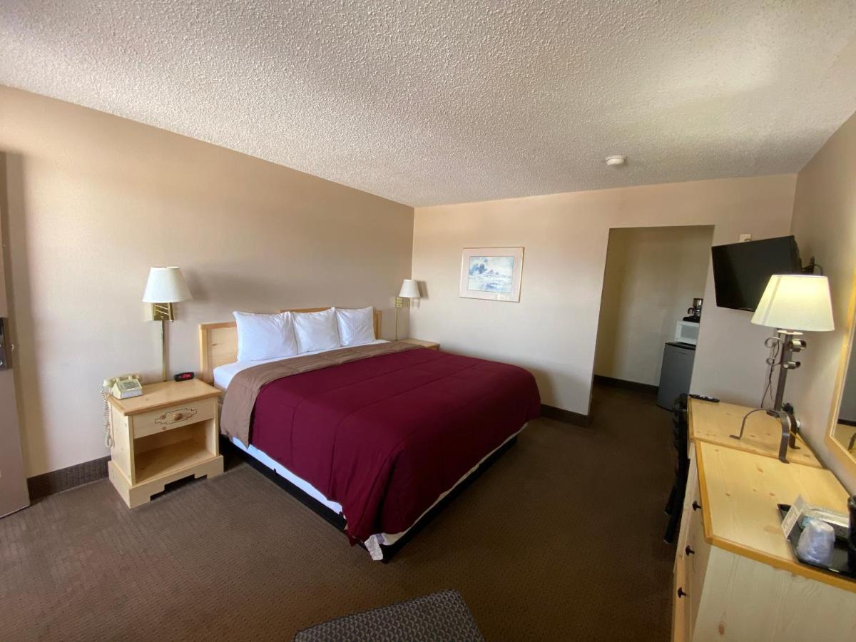 Regency Inn Dodge City Exterior photo