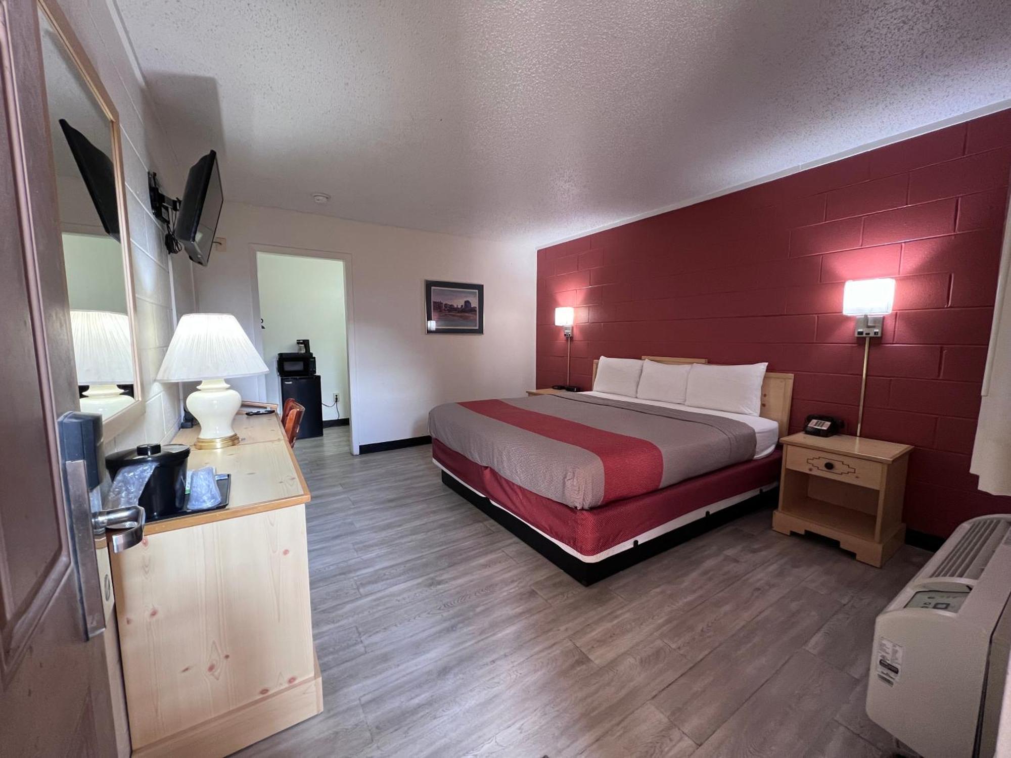 Regency Inn Dodge City Exterior photo